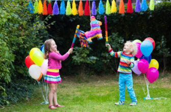 deux enfants jouant dehors pendant un anniversaire