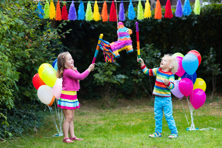 deux enfants jouant dehors pendant un anniversaire