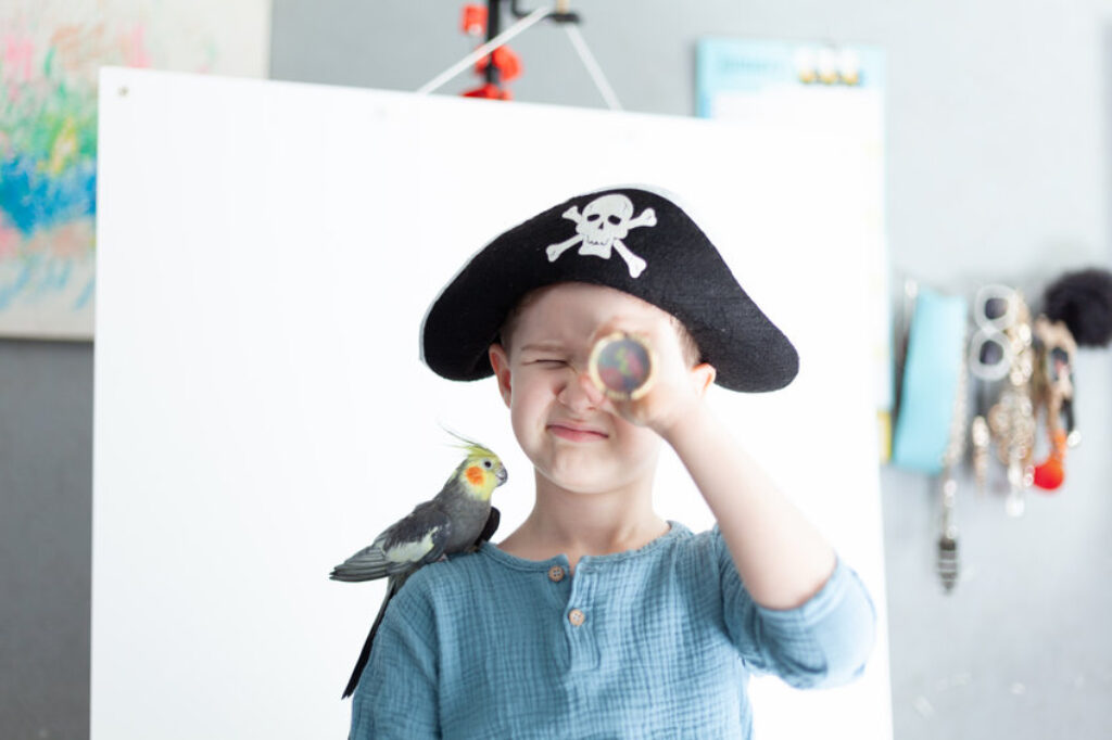 un enfant déguisé en pirate